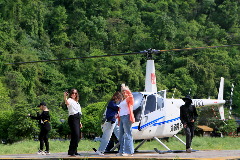 入境游火爆、低空游走俏：俄羅斯游客組團(tuán)“打飛的”攬勝春日張家界